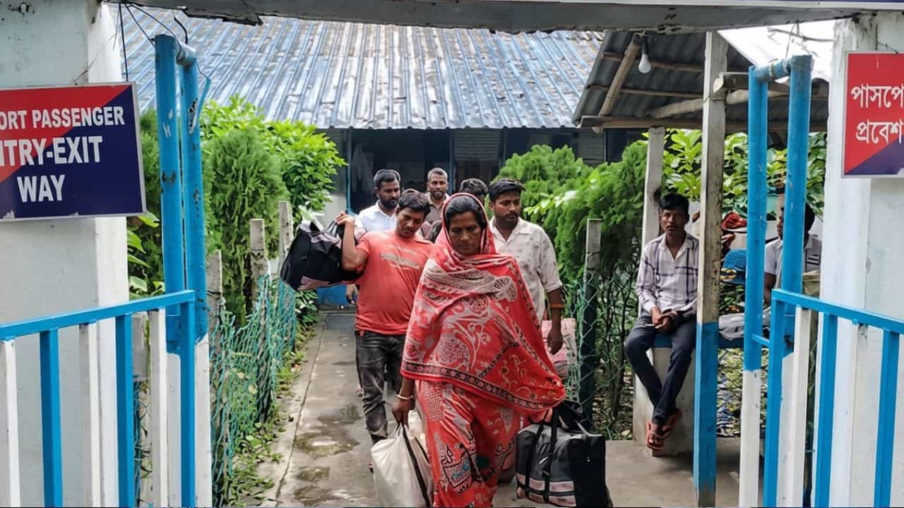 Return from Bangladesh: বাংলাদেশের জেলেই কাটল বছর, অবশেষে দেশে ফিরলেন সুইটি বিবি Return from Bangladesh: বাংলাদেশের জেলেই কাটল বছর, অবশেষে দেশে ফিরলেন সুইটি বিবি