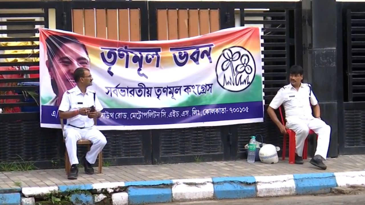 TMC Party Office: বিয়েবাড়ি ভাড়া দেওয়ার কথা ভেবেছিলেন, তৃণমূল তো ছাড়ছেই না! আশঙ্কায় আদালতে ছুটছেন মেট্রোপলিটনের ওই বাড়ির মালিক