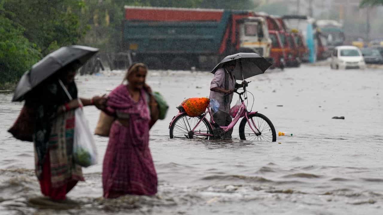 Weather Update: রাস্তার জল নামেনি এখনও, আজও দক্ষিণবঙ্গের জন্য বড় পূর্বাভাস হাওয়া অফিসের Weather Update: রাস্তার জল নামেনি এখনও, আজও দক্ষিণবঙ্গের জন্য বড় পূর্বাভাস হাওয়া অফিসের