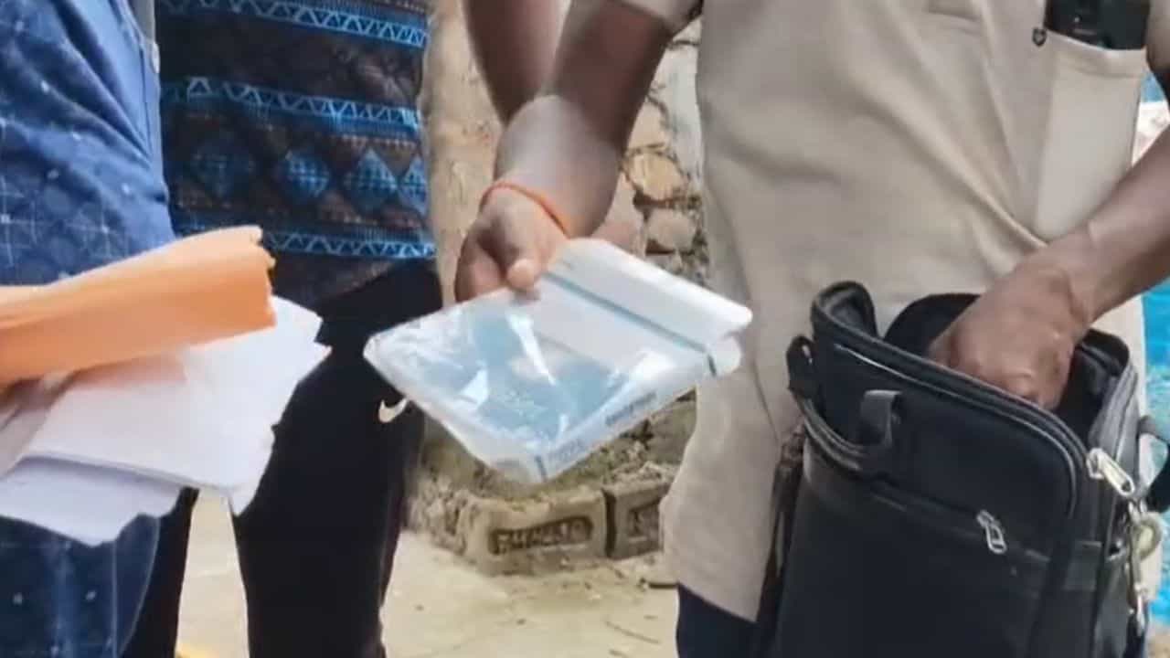 Daspur: কালো ব্যাগ খুলতেই বেরল অ্যাডমিট কার্ড-পাশ বই, চাঞ্চল্য দাসপুরে Daspur: কালো ব্যাগ খুলতেই বেরল অ্যাডমিট কার্ড-পাশ বই, চাঞ্চল্য দাসপুরে