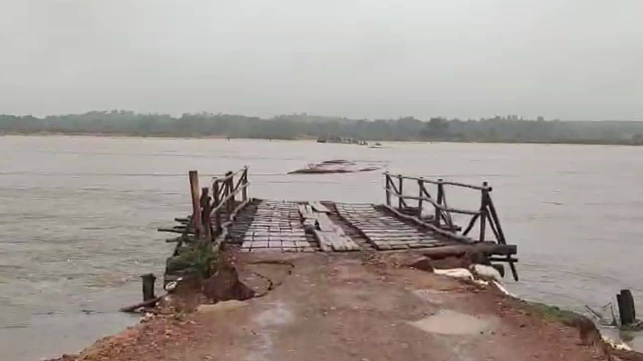 Jhargram: ফুঁসছে সুবর্ণরেখা, চোখের নিমেষে তলিয়ে গেল আস্ত ব্রিজ, বিপাকে হাজার হাজার মানুষ