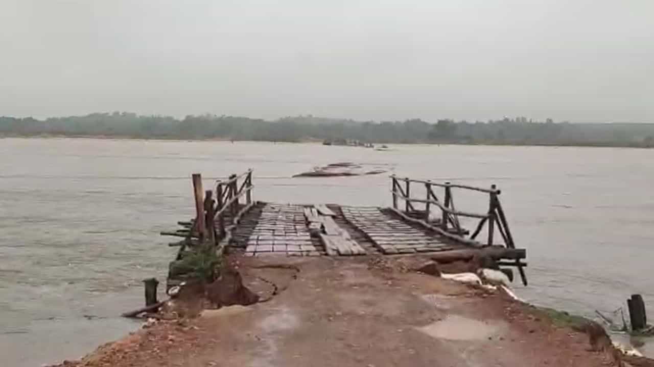 Jhargram: ফুঁসছে সুবর্ণরেখা, চোখের নিমেষে তলিয়ে গেল আস্ত ব্রিজ, বিপাকে হাজার হাজার মানুষ Jhargram: ফুঁসছে সুবর্ণরেখা, চোখের নিমেষে তলিয়ে গেল আস্ত ব্রিজ, বিপাকে হাজার হাজার মানুষ