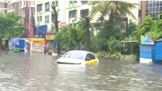 Kolkata Waterlogging: দেখুন কীভাবে হলদিরামের কাছে ডুবে গেল আস্ত গাড়ি