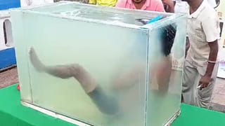 Howrah: কিলবিল করছে মাছ, ২৪ ঘণ্টা ধরে অ্যাকোয়ারিয়ামে ডুবে বসে আছেন হাওড়ার মুকেশ