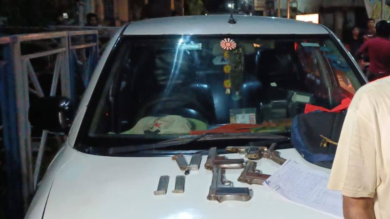 Howrah: ভরসন্ধ্যায় হাওড়ায় চাঞ্চল্য, যাত্রীসাথীর নীল-সাদা ট্যাক্সি খুলতেই বেরল একগুচ্ছ পিস্তল, কার্তুজ