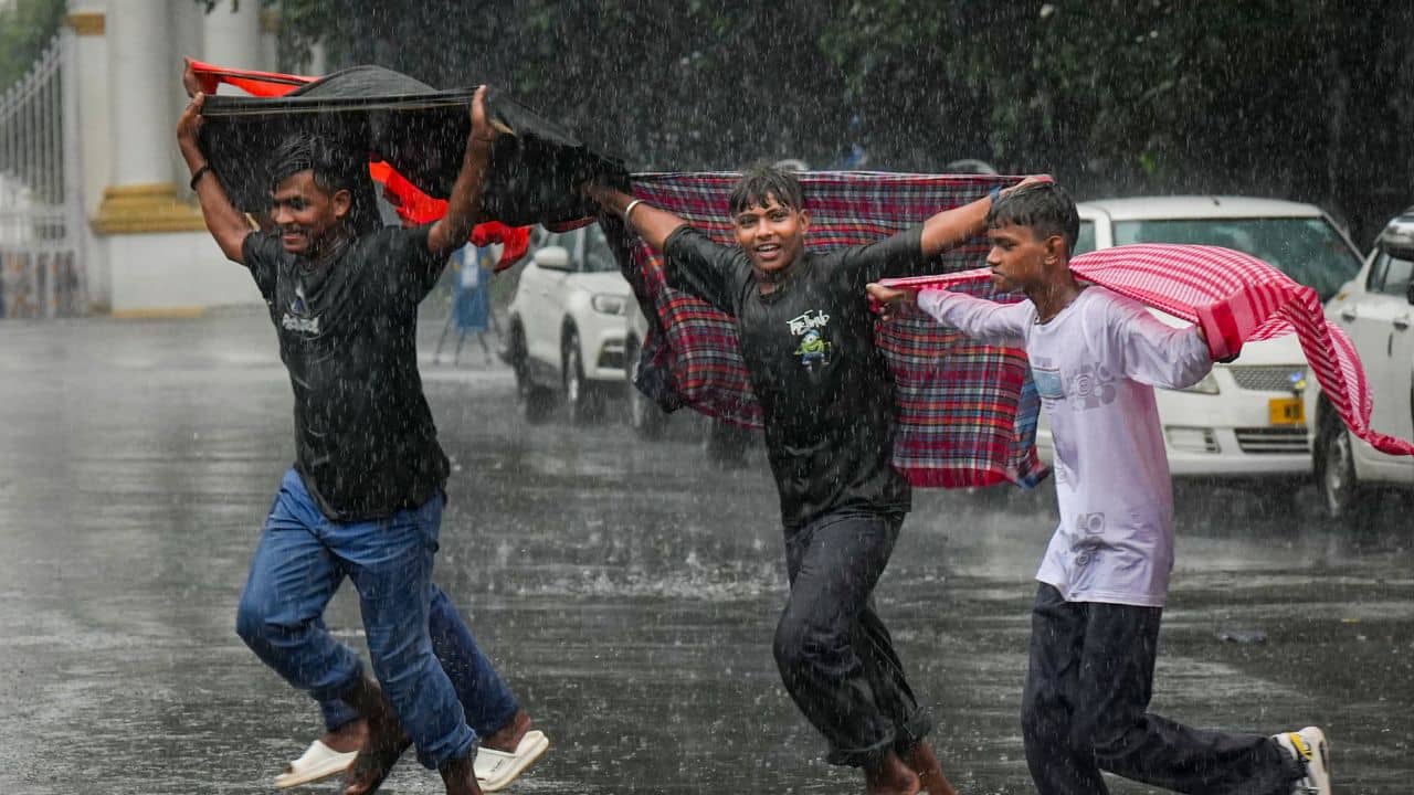 Weather Latest Update: রবিবার থেকে এই ৪ জেলায় প্রবল বৃষ্টির পূর্বাভাস হাওয়া অফিসের