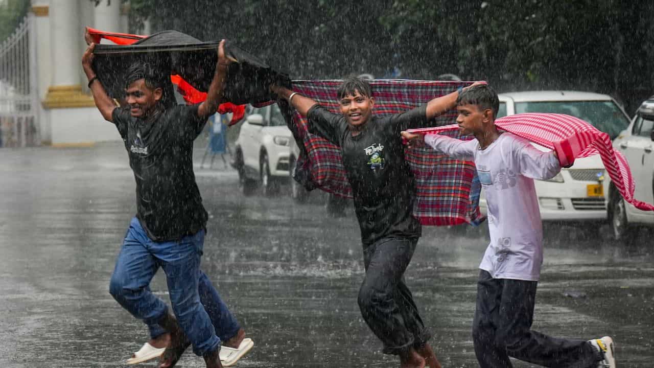 Weather Latest Update: রবিবার থেকে এই ৪ জেলায় প্রবল বৃষ্টির পূর্বাভাস হাওয়া অফিসের Weather Latest Update: রবিবার থেকে এই ৪ জেলায় প্রবল বৃষ্টির পূর্বাভাস হাওয়া অফিসের
