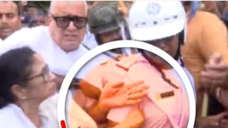 দেখুন কীভাবে পুলিশকে ঠেলে সরালেন মমতা বন্দ্যোপাধ্যায়