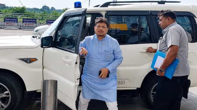 দিল্লি থেকে এল ডাক, তড়িঘড়ি পৌঁছলেন ঋতব্রত সহ ১০