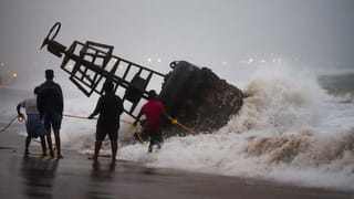 Weather update: বৃষ্টি-বজ্রপাত তো আছেই, ভয় বাড়ছে সমুদ্রেও