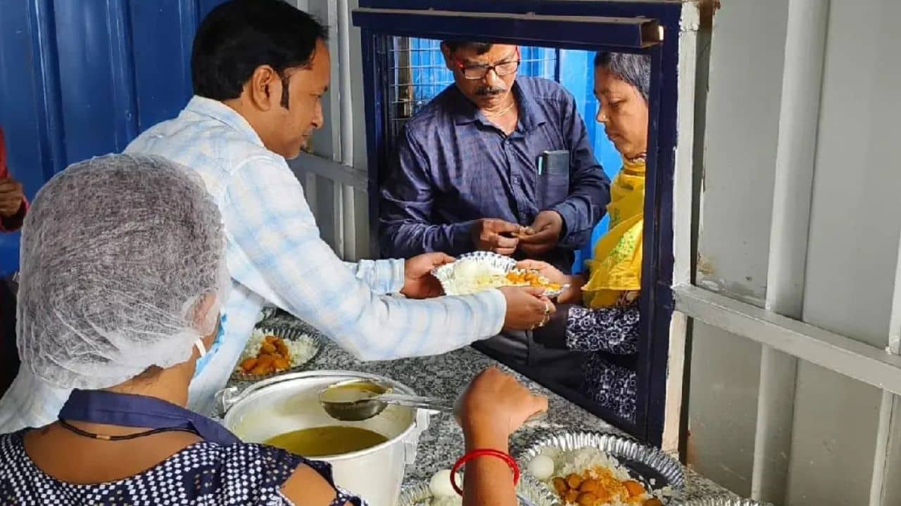 5Rs Canteen: প্রতি মাসে প্রায় ৭০ থেকে ৮০ হাজার টাকা ঢুকত অ্যাকাউন্টে! ৫ টাকার ক্যান্টিন থেকে কীভাবে লাখপতি হন রূপা?