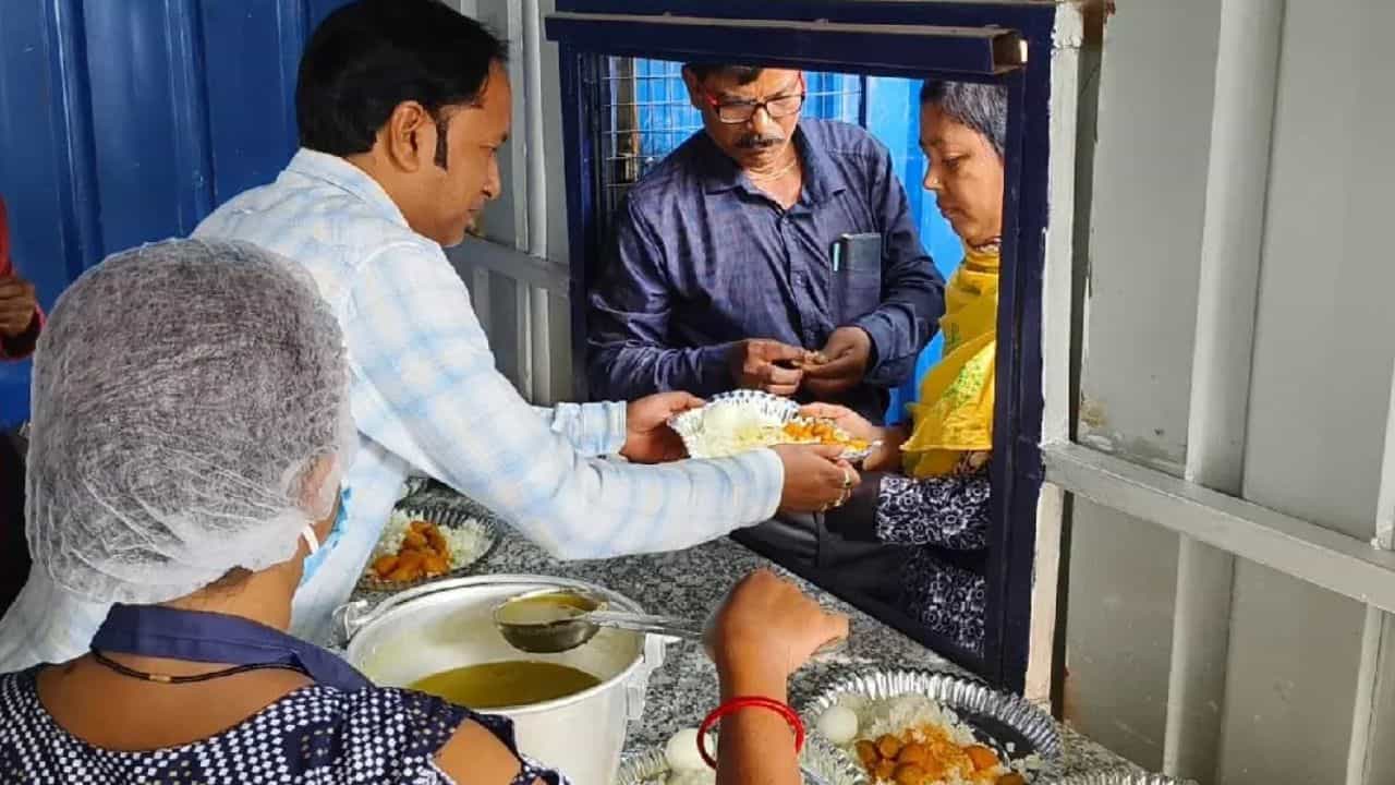 5Rs Canteen: প্রতি মাসে প্রায় ৭০ থেকে ৮০ হাজার টাকা ঢুকত অ্যাকাউন্টে! ৫ টাকার ক্যান্টিন থেকে কীভাবে লাখপতি হন রূপা? 5Rs Canteen: প্রতি মাসে প্রায় ৭০ থেকে ৮০ হাজার টাকা ঢুকত অ্যাকাউন্টে! ৫ টাকার ক্যান্টিন থেকে কীভাবে লাখপতি হন রূপা?