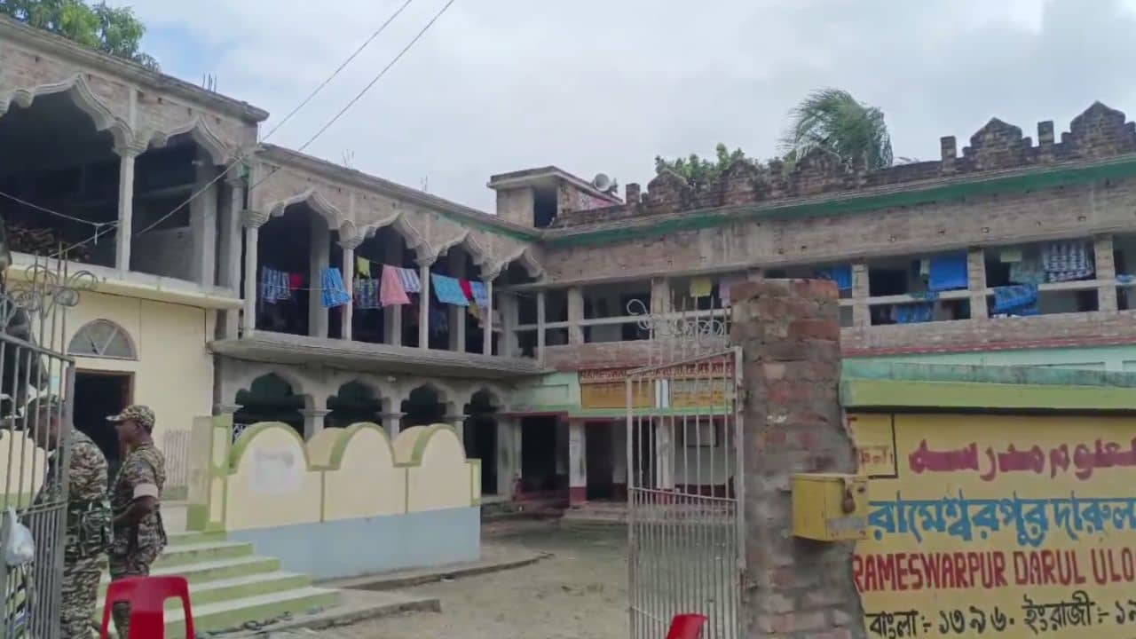 Raid in Madrasah: মাদ্রাসার আড়ালে বেআইনি লেনদেনের অভিযোগ,বাংলার জায়গায়-জায়গায় চলছে তল্লাশি