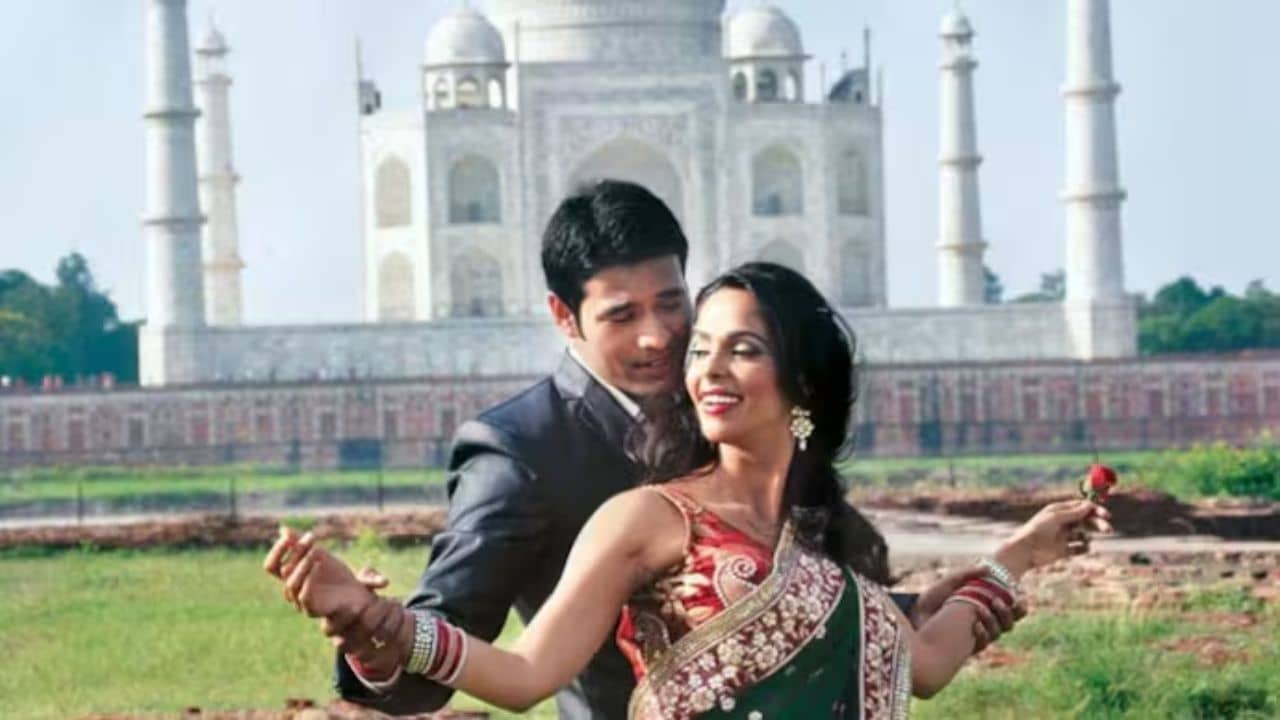 Mallika Sherawat: তাজমহলের সামনে প্রোপোজ, পাকা কথা হয়েও হল না বিয়ে! কোথায় হারিয়ে গেলেন মল্লিকার হিমাচলের সেই প্রেমিক?