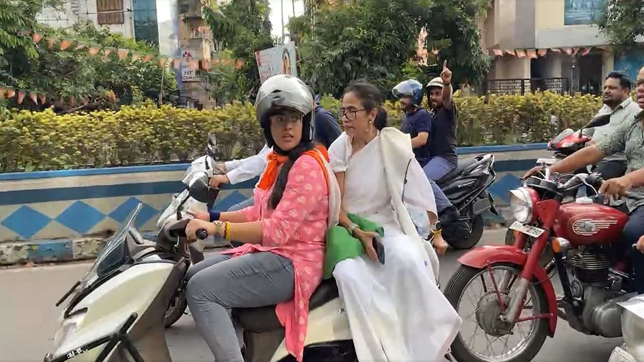 Mamata Banerjee: হেলমেট ছাড়াই স্কুটিতে সাড়ে সাত কিমি গেলেন মমতা, কী পদক্ষেপ করতে পারে পুলিশ? Mamata Banerjee: হেলমেট ছাড়াই স্কুটিতে সাড়ে সাত কিমি গেলেন মমতা, কী পদক্ষেপ করতে পারে পুলিশ?