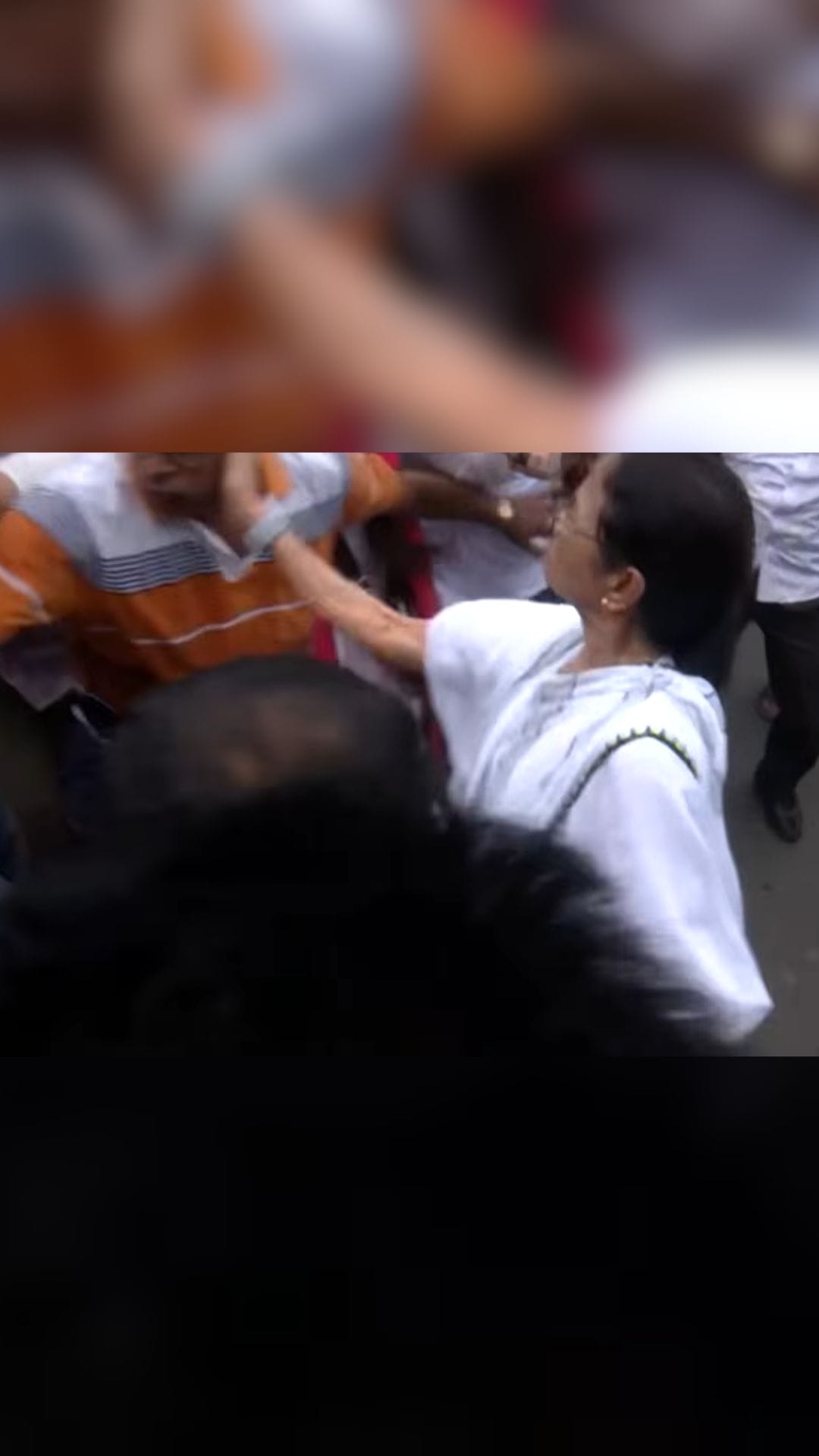 রণংদেহি মমতা, রেগে দলীয় কর্মীকেই কষিয়ে মারলেন চড়!