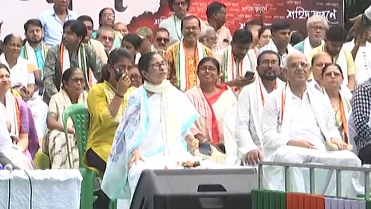 ভেঙে ছত্রখান তৃণমূল। একদিকে মেয়ো রোডে বিদ্রোহী ঋত শিবির, অন্যদিকে বিড়লা তারামণ্ডল চত্বরে কালীঘাট তৃণমূল। একইসঙ্গে তৃণমূলের বিদ্রোহী সাংসদদেরও দিল্লিতে চলল একুশে স্মরণ। সব মিলিয়ে তৃণমূলের একুশে জুলাইয়ে এক বেনজির ছবি দেখল বাংলা। একুশের সভায় তৃণমূলকেই বিঁধছে তৃণমূল। কালীঘাট তৃণমূল থেকে ঋত-তৃণমূলকে তোপের পর তোপ। ভিড়ের টক্কর নিয়ে ঋতব্রত তৃণমূলকে কটাক্ষ অভিষেকের। তীব্র কটাক্ষ কুণাল ঘোষেরও। ছেড়ে কথা বললেন না কল্যাণ থেকে শোভনদেব, আজকের উপসানারাও।