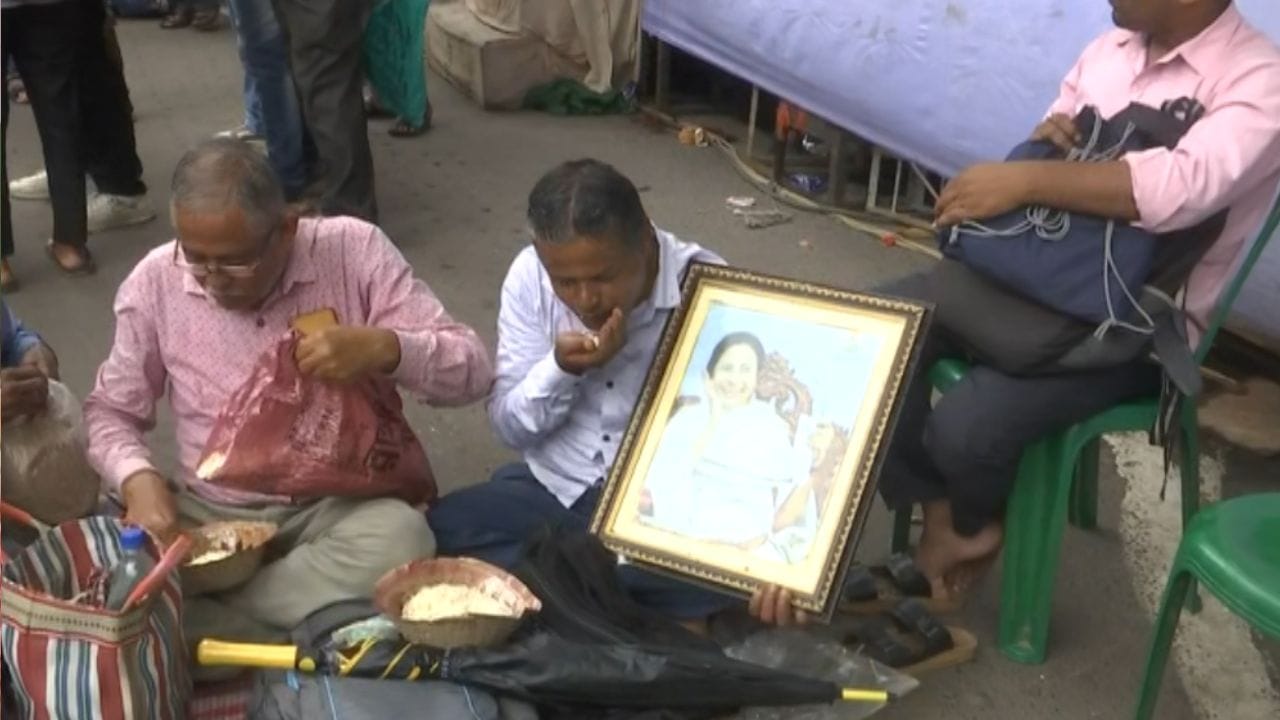 কোথায় যাচ্ছেন? কর্মীদের উত্তর, "অবশ্যই দিদির সভায় যাব। দিদি ছাড়া অন্য কিছু বুঝি না।"