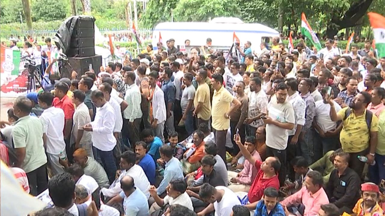 খানিক বিচ্ছিন্ন হয়েই তারামণ্ডলের সামনে মমতার সভায় যাচ্ছেন তৃণমূলকর্মীরা। কেউ ট্রেনে, কেউ বাসে, কেউ আবার মেট্রোয় কালীঘাট তৃণমূলের সভায় যাচ্ছেন।