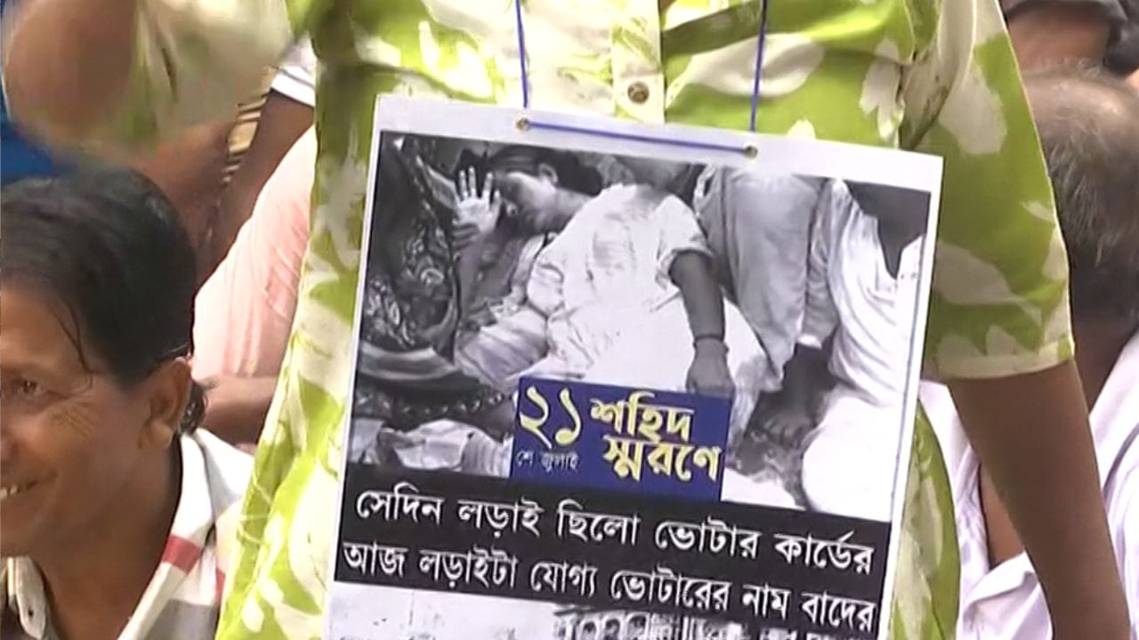 সকাল থেকে ক্যামেরা তাক! কোথায় কতটা ভিড় জমে। কর্মীরা কোন দিকে, কারণ তার ওপরেই নির্ভর করছে কর্মীরা কোন শিবিরের দিকে? সকাল থেকেই দেখা গেল, অন্য বারের মতো সঙ্ঘবদ্ধ হয়ে নয়, স্লোগান তুলেও নয়।
