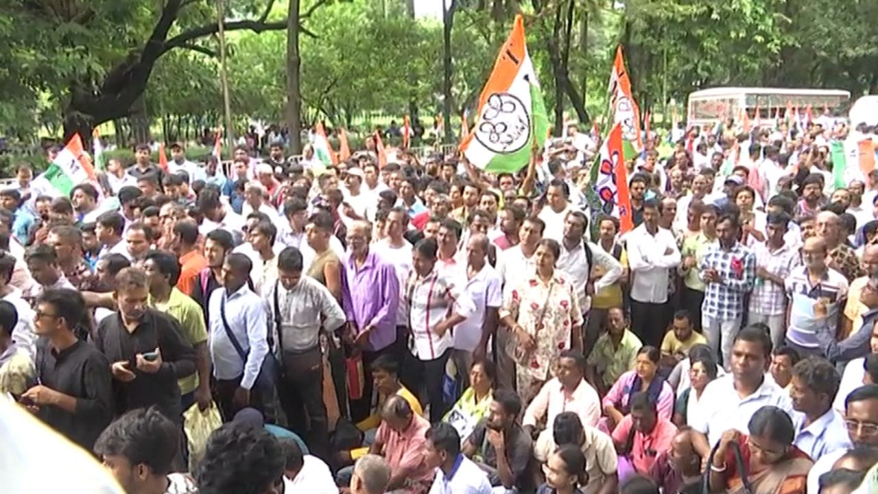 তৃণমূলের দড়ি টানাটানিতে আজ ছন্নছাড়া একুশে জুলাই। সকাল থেকে বাংলা তথা সংবাদমাধ্য়মের নজরে ছিল মূলত দুই শিবিরের ওপরে। গান্ধী মূর্তি পাদদেশ, যেখানে একুশে জুলাই পালন করলেন ঋত-শিবির। আর বিড়লা তারামণ্ডলের সামনের সরু পথ। মমতা বন্দ্যোপাধ্য়ায়ের একুশে জুলাই।