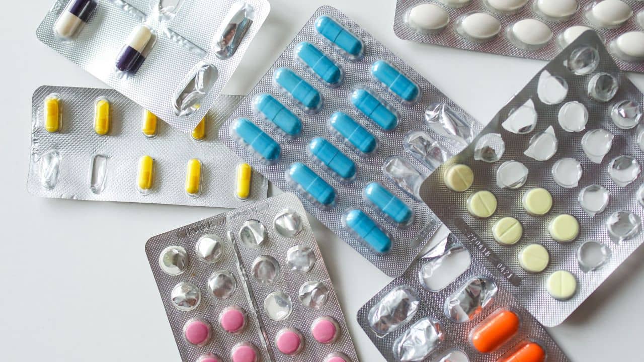 Medicine Sell Rules: প্রেসক্রিপশন ছাড়া আর মিলবে না এই ওষুধগুলি, বড় সিদ্ধান্ত কেন্দ্রের
