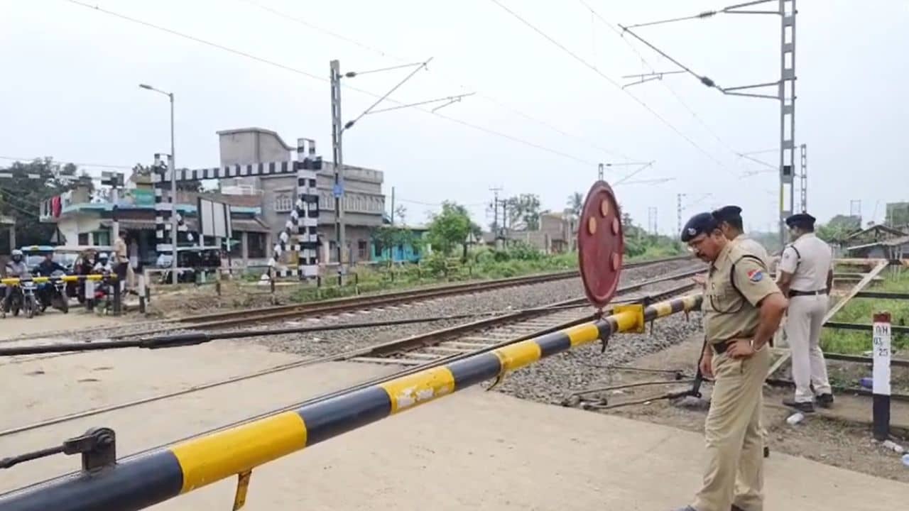 Murshidabad: গোবিন্দপুরে পুলকারে ট্রেনের ধাক্কা উস্কে দিল ২০ বছর আগের মর্মান্তিক স্মৃতি, যোগ রইল এক পরিবার