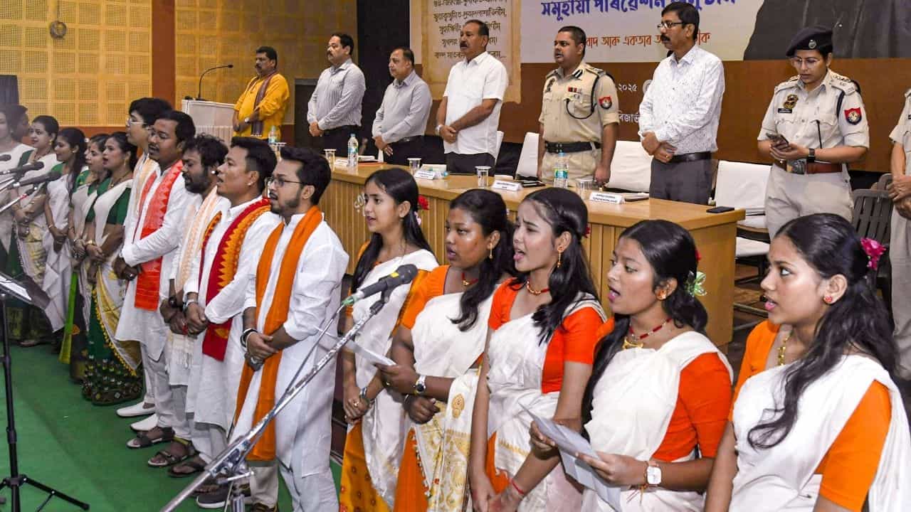 MHA Protocol on National Anthem & Song: দাঁড়াতে হবে সোজা হয়ে, জন গণ মন ও বন্দে মাতরম নিয়ে কড়া প্রোটোকল কেন্দ্রের MHA Protocol on National Anthem & Song: দাঁড়াতে হবে সোজা হয়ে, জন গণ মন ও বন্দে মাতরম নিয়ে কড়া প্রোটোকল কেন্দ্রের