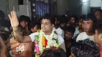 খুনে অভিযুক্ত, জামিন পেতেই তৃণমূল নেতাকে মালা পরিয়ে মিছিল
