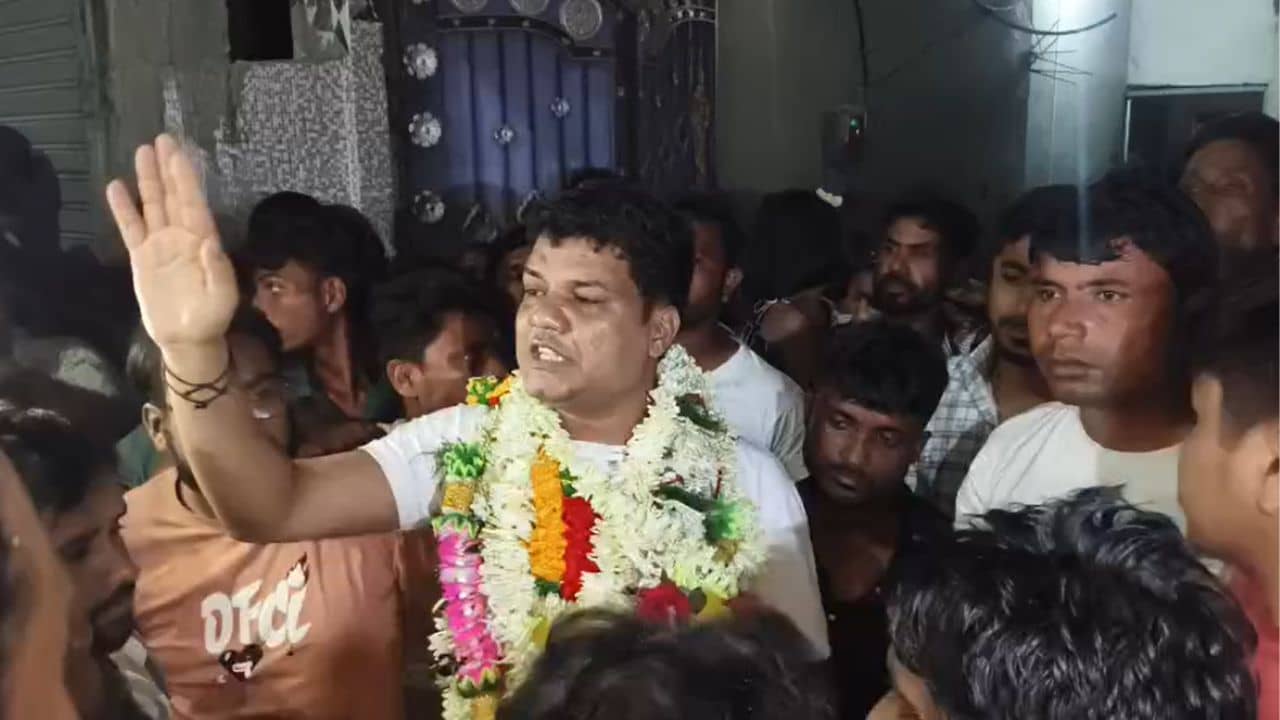 North Dinajpur: খুনে অভিযুক্ত, জামিন পেতেই তৃণমূল নেতাকে মালা পরিয়ে মিছিল