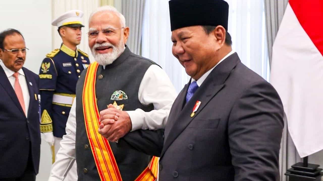 PM Narendra Modi in Indonesia: ইন্দোনেশিয়ার সর্বোচ্চ সম্মানে ভূষিত প্রধানমন্ত্রী মোদী, দু'দেশের বন্ধুত্ব নিয়ে কী লিখলেন? PM Narendra Modi in Indonesia: ইন্দোনেশিয়ার সর্বোচ্চ সম্মানে ভূষিত প্রধানমন্ত্রী মোদী, দু'দেশের বন্ধুত্ব নিয়ে কী লিখলেন?