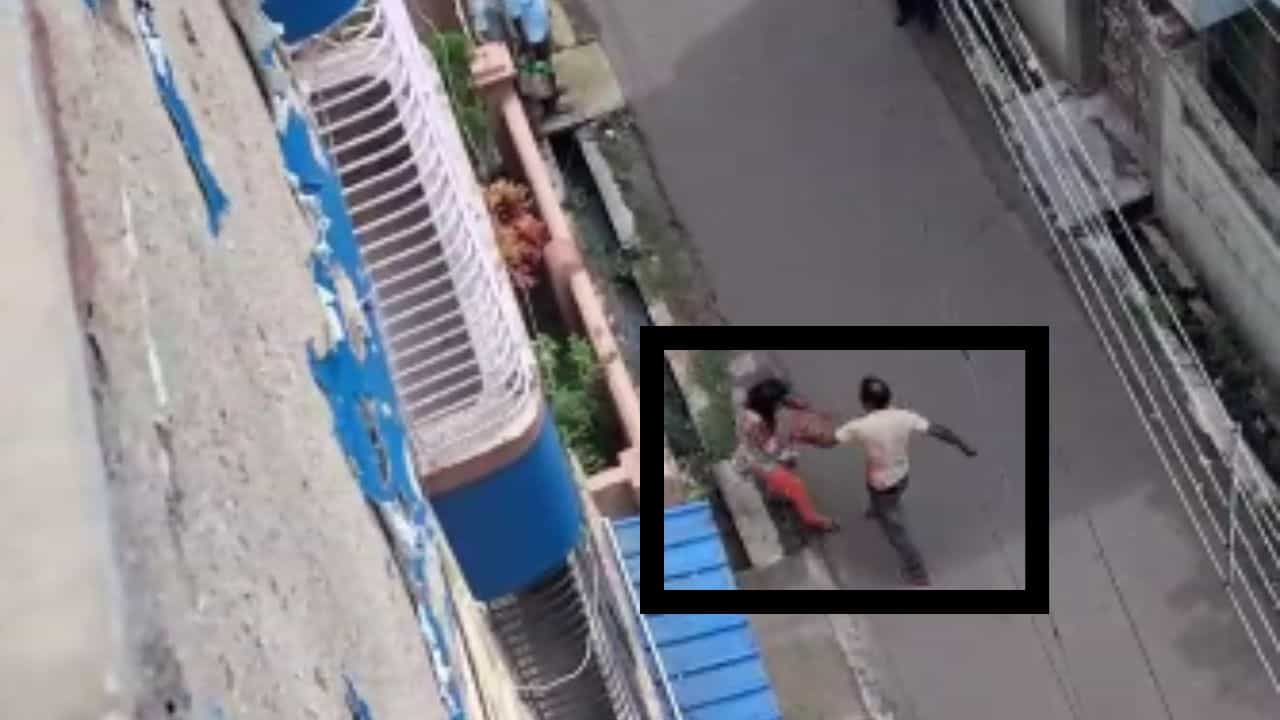 Panihati murder case: পানিহাটিতে ভরা রাস্তাতেই প্রেমিকাকে কোপাল প্রেমিক, তারপর ছুরি ঢোকাল নিজের পেটে Panihati murder case: পানিহাটিতে ভরা রাস্তাতেই প্রেমিকাকে কোপাল প্রেমিক, তারপর ছুরি ঢোকাল নিজের পেটে