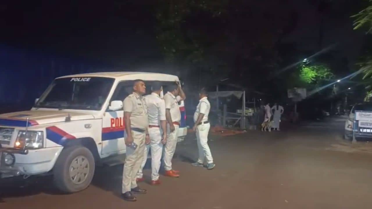 Bombing on Nirmal ghosh house: রবিবার রাতে নির্মল ঘোষের বাড়ির সামনে পড়ল পরপর বোমা, ভয়ে কাঁটা পরিবার