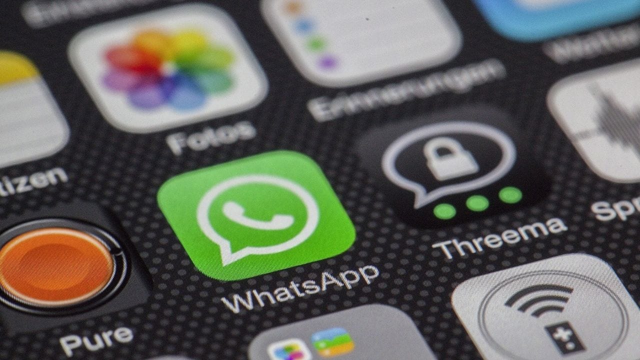 এরপরে স্টোরেজ অ্যান্ড ডেটা (Storage and data) অপশনে ক্লিক করতে হবে। তার পরের ধাপে ম্যানেজ স্টোরেজ (Manage storage) অপশনে ক্লিক করতে হবে।  