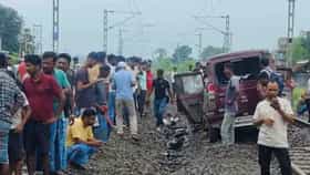 Live: রেলের পক্ষ থেকে মৃতদের পরিবারের হাতে সাড়ে ন'লক্ষের চেক