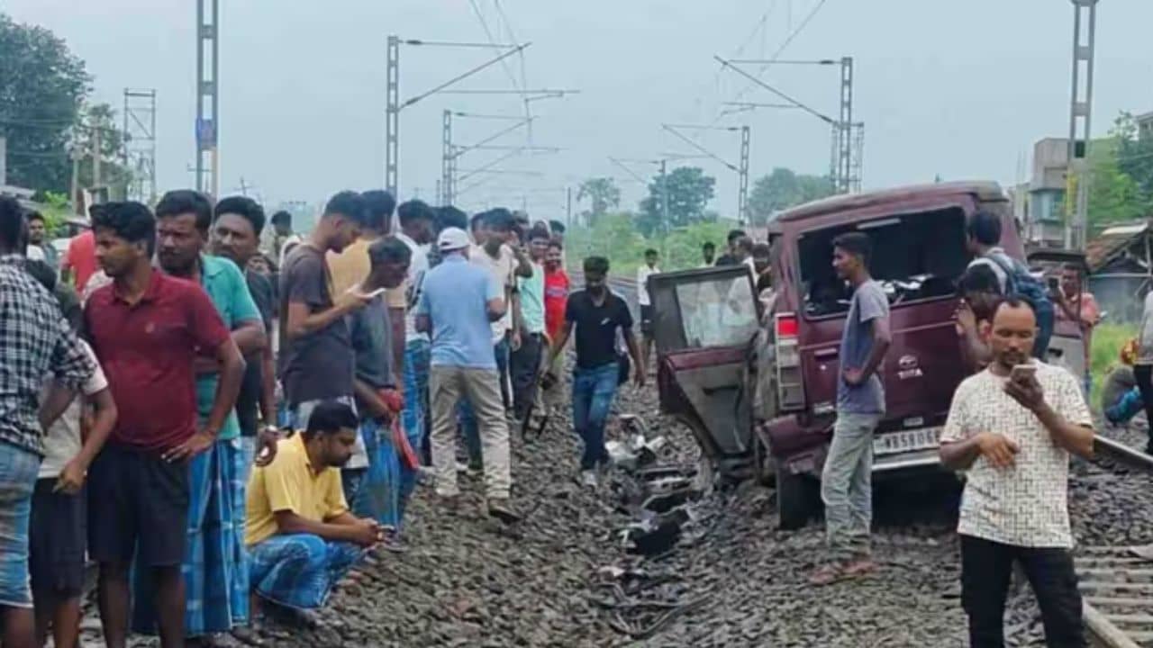 West Bengal News Update: রেলের পক্ষ থেকে মৃতদের পরিবারের হাতে সাড়ে নলক্ষের চেক