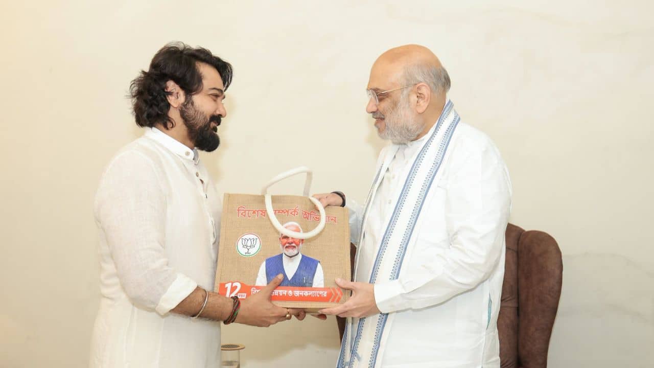 Amit Shah-Prosenjit Chatterjee: অমিত শাহর কাছ থেকে এই বিশেষ উপহার পেলেন প্রসেনজিৎ