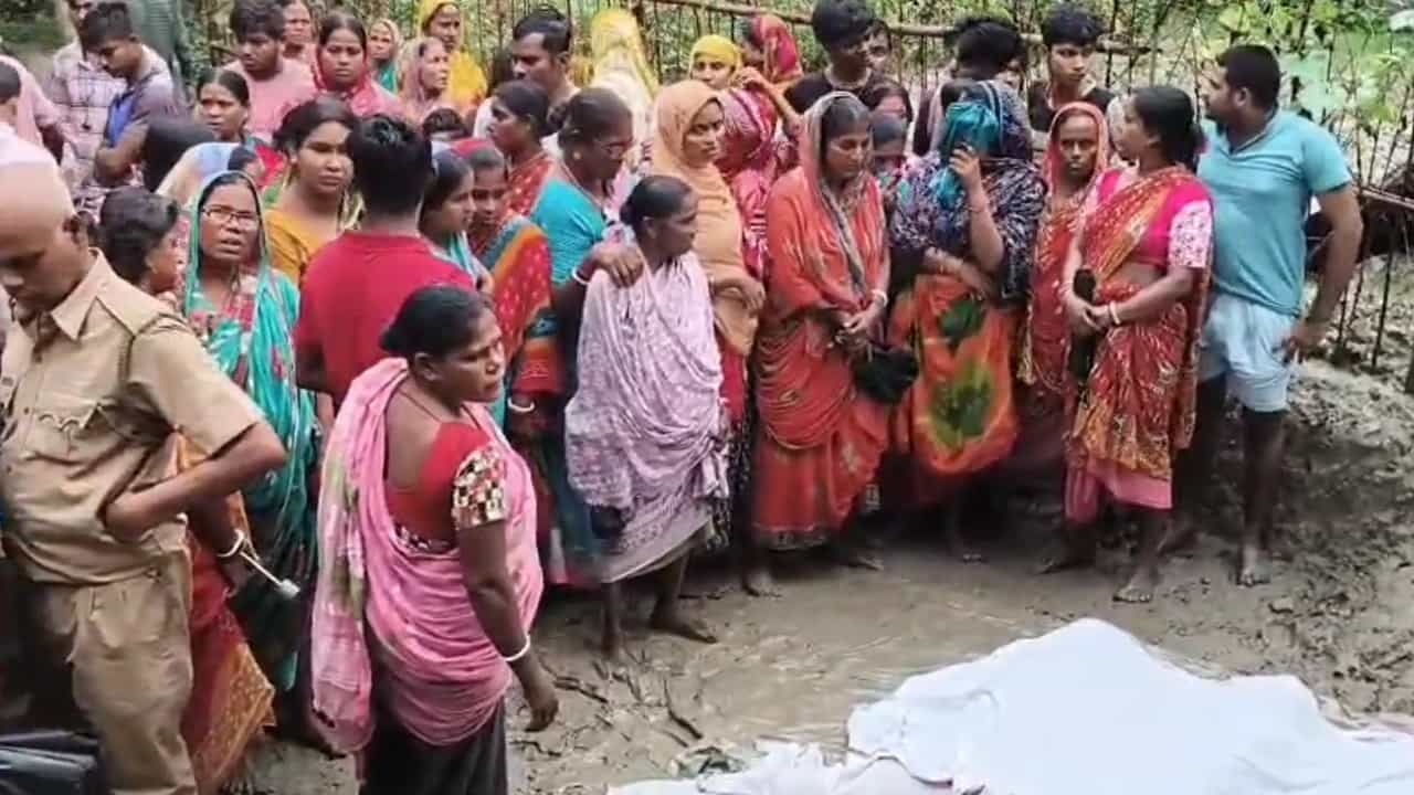 Purba Medinipur: বৃষ্টি ভিজে পুকুরে স্নান করতে গিয়েই চরম পরিণতি, একইদিনে নিভে গেল একই পরিবারের তিন প্রদীপ Purba Medinipur: বৃষ্টি ভিজে পুকুরে স্নান করতে গিয়েই চরম পরিণতি, একইদিনে নিভে গেল একই পরিবারের তিন প্রদীপ