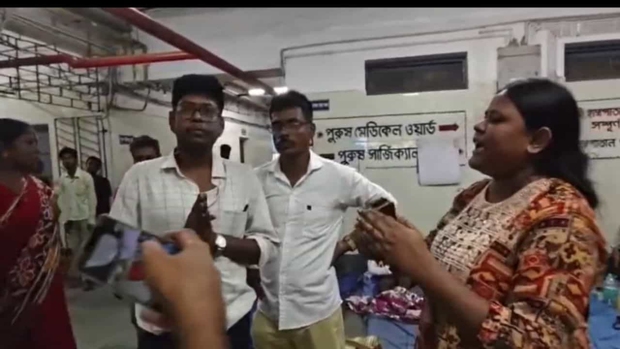 Arambag: 'কেবল রক্তটা নিয়েই ১ ঘণ্টা ফেলে রাখল ওরা, আর তারপরই অসাড় হতে থাকে শরীর', নাবালিকার মর্মান্তিক পরিণতি Arambag: 'কেবল রক্তটা নিয়েই ১ ঘণ্টা ফেলে রাখল ওরা, আর তারপরই অসাড় হতে থাকে শরীর', নাবালিকার মর্মান্তিক পরিণতি
