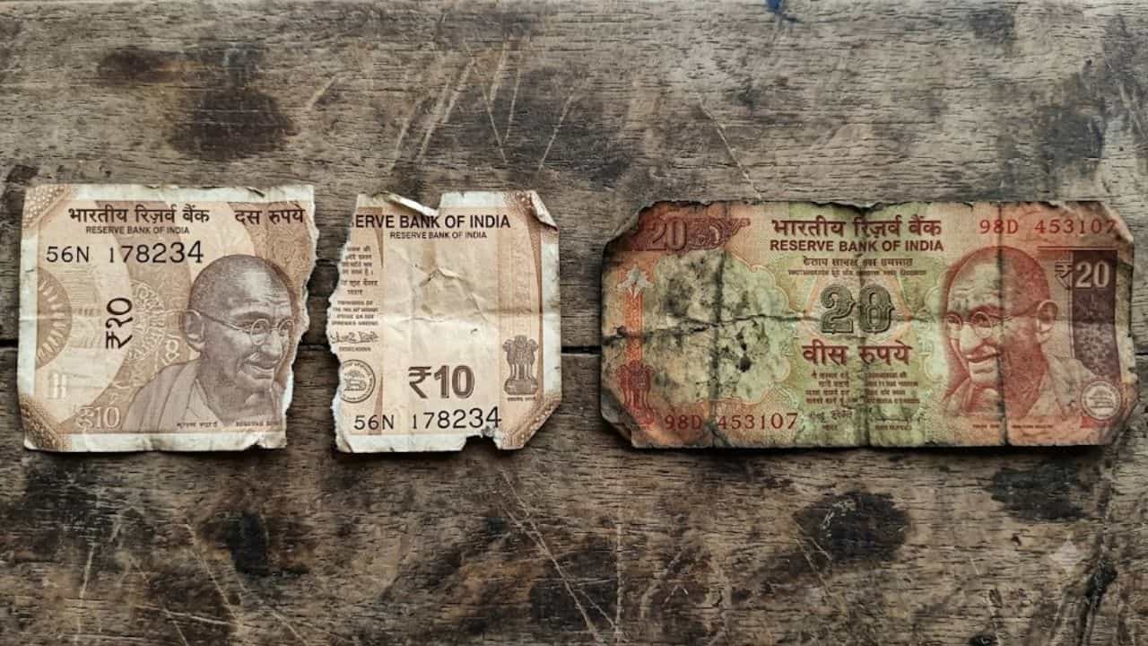 Torn Note: নোট কতটা ছিঁড়লে ফেরত নেবে ব্যাঙ্ক? কীভাবেই বা দেবেন জমা? ধাপে ধাপে জেনে নিন নিয়ম Torn Note: নোট কতটা ছিঁড়লে ফেরত নেবে ব্যাঙ্ক? কীভাবেই বা দেবেন জমা? ধাপে ধাপে জেনে নিন নিয়ম
