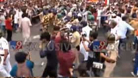 Live:পুলিশকে লক্ষ্য করে জুতো-বোতল, ধুন্ধুমার ধর্মতলা চত্বরে