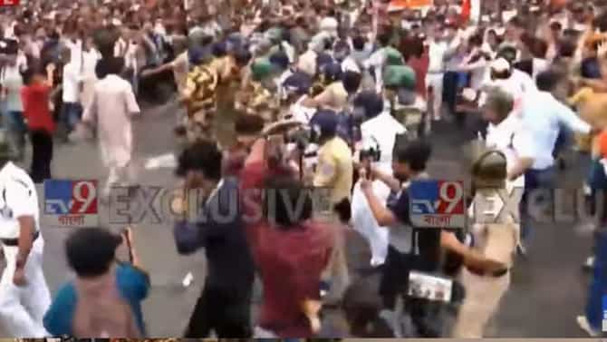 Live:পুলিশকে লক্ষ্য করে জুতো-বোতল, ধুন্ধুমার ধর্মতলা চত্বরে