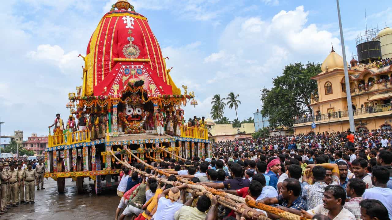 Rathyatra: রথের দড়ি টানলে কী কী হয় জানেন? শাস্ত্র বলছে... Rathyatra: রথের দড়ি টানলে কী কী হয় জানেন? শাস্ত্র বলছে...