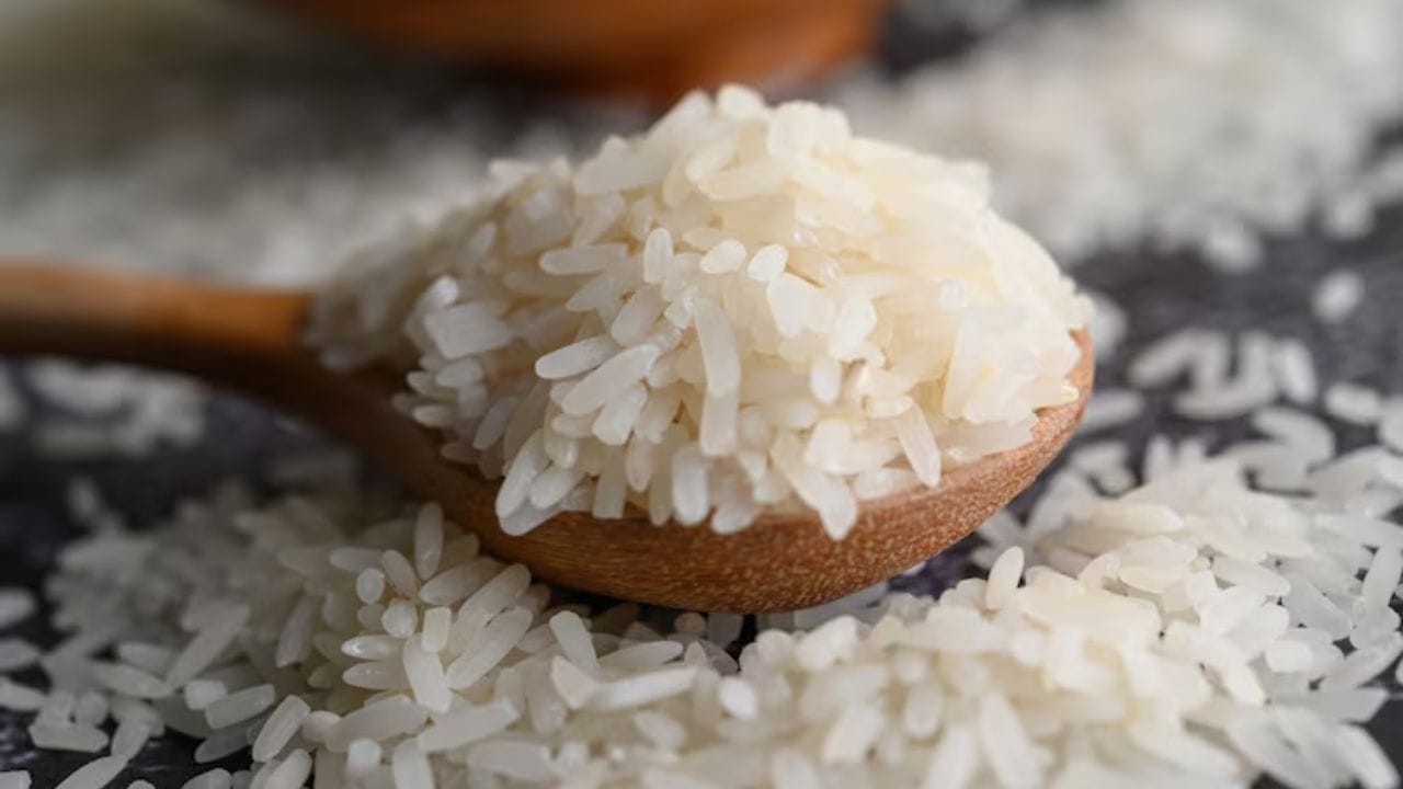 যদি ভাত জল না দিয়ে এমনিই ঘরের তাপমাত্রায় দীর্ঘক্ষণ (৪ ঘণ্টার বেশি) রেখে দেওয়া হয়, তবে তাতে 'ব্যাসিলাস সেরিয়াস' (Bacillus cereus) নামক ক্ষতিকর ব্যাকটেরিয়া জন্মায়। এই বাসি ভাত খেলে ডায়রিয়া, বমি বা ফুড পয়জনিং হওয়ার মারাত্মক ঝুঁকি থাকে।