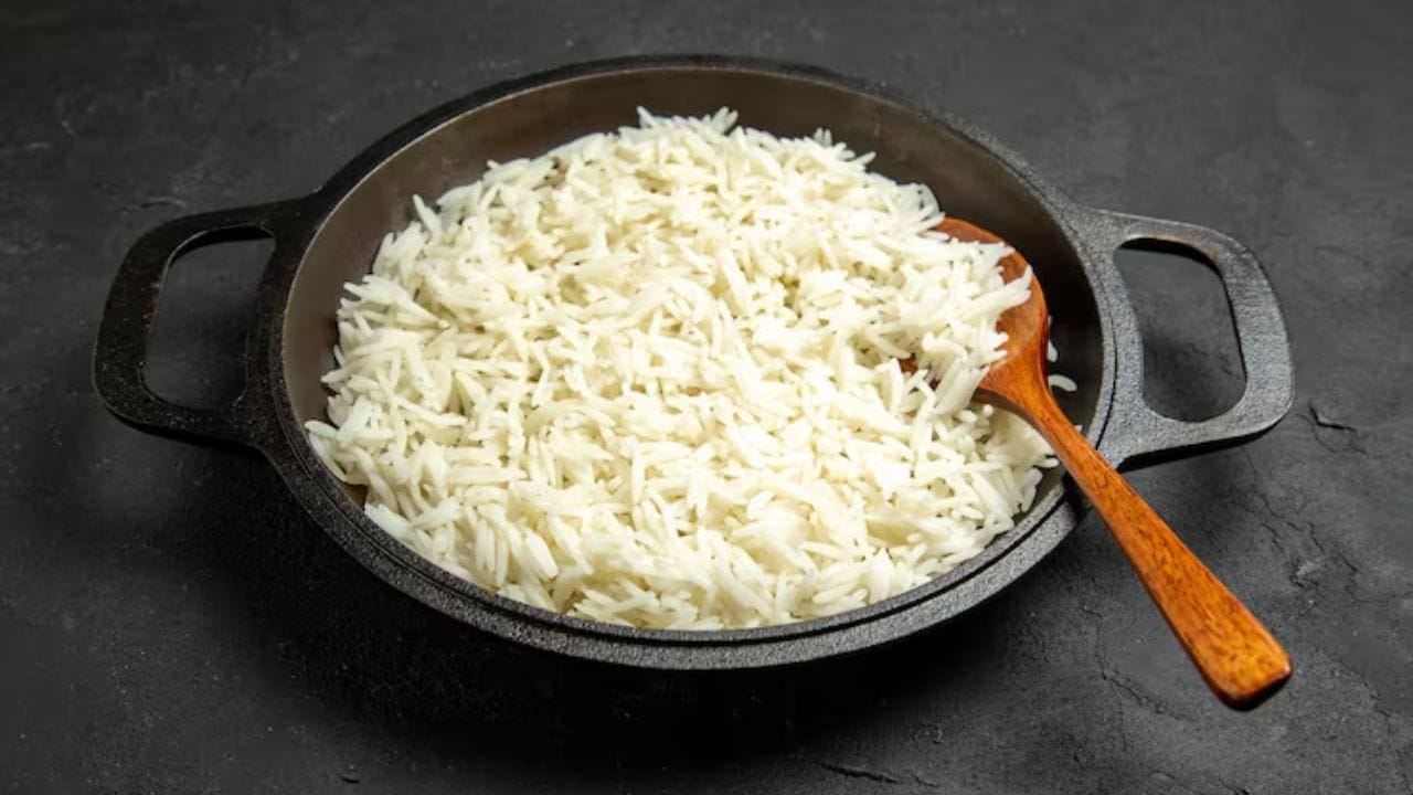 বাসি ভাতে পটাশিয়ামের পরিমাণ বেশি এবং সোডিয়ামের পরিমাণ কম থাকে। এর ফলে যাঁরা উচ্চ রক্তচাপের সমস্যায় ভুগছেন, তাঁদের জন্য সকালে পরিমিত পরিমাণে জল দেওয়া বাসি ভাত খাওয়া বেশ উপকারী হতে পারে।