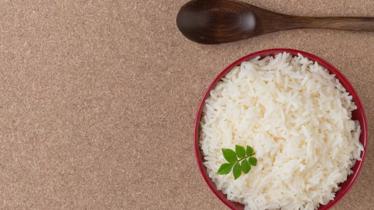  বাসি ভাত ফ্রিজে রেখে পরদিন তেল দিয়ে ভেজে (Fried Rice বা গরম করে) খাওয়ার অভ্যাস অনেকেরই আছে। বিশেষজ্ঞদের মতে, এভাবে বাসি ভাত খেলে শরীরে অতিরিক্ত ক্যালরি প্রবেশ করে, যা দ্রুত মেদ ও ওজন বাড়িয়ে দিতে পারে।