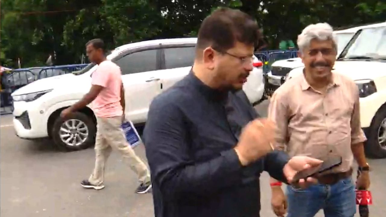 সভায় আসেন ঋতব্রত। মমতা-র একুশের মঞ্চে ভিড় নিয়ে প্রশ্ন করা হয়। তাঁর বক্তব্য, সরু জায়গায় টপ শিট নিলে মনে হবে ভিড় এমনই হয়েছে।