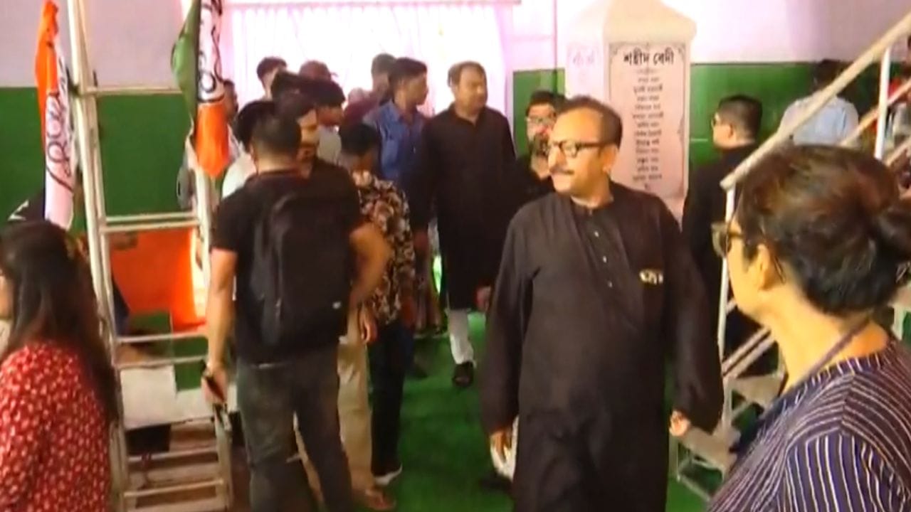 মেয়ো রোডে ঋতব্রত তৃণমূলের সভামঞ্চে রয়েছেন ফিরহাদ হাকিম, স্নেহাশিস চক্রবর্তী, শিউলি সাহা, অরূপ চক্রবর্তী, অনুব্রত মণ্ডল। ছিলেন ঋতব্রত তৃণমূলের রাজ্য সভাপতি বিপ্লব মিত্র, জাভেদ খান, দেবাশিস কুমার, মদন মিত্র, কৃষ্ণা চক্রবর্তী, রবীন্দ্রনাথ চট্টোপাধ্যায় প্রমুখ। শহিদ পরিবারগুলির মধ্যে কয়েকটি পরিবারের সদস্যেরা মেয়ো রোডের সভায় গিয়েছেন।