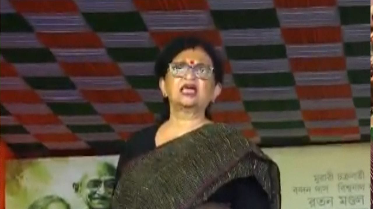 কিন্তু গান্ধী মূর্তির পাদদেশে ভিড় কোথায়? এদিকে ভিড় বাড়তে থাকছে তারামণ্ডলের সামনে। বেলা ১২টা, চেয়ার তখনও ফাঁকা। অরূপ রায়, ফিরহাদ হাকিমকে বারবার প্রশ্ন করা হয়, ক'টা থেকে সভা শুরু? উত্তর এড়িয়ে যেতে থাকেন তাঁরা।