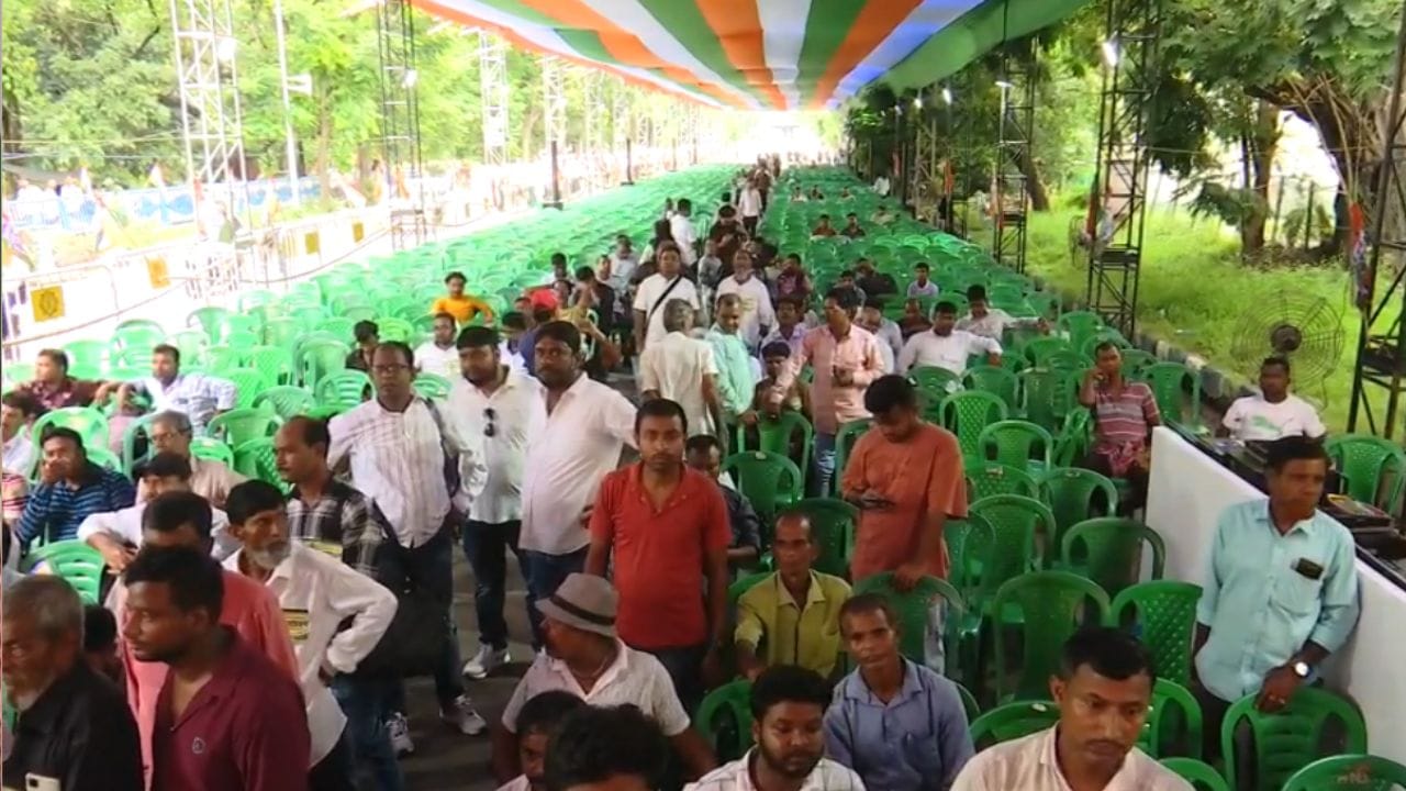 আর অন্যদিকে গান্ধী মূর্তি পাদদেশে। সকাল ১০.৩৫ মিনিট নাগাদও সেখানে ছিলেন হাতে গোনা কয়েকজন। খালি চেয়ারের সারি, সামনে ৭-১০ বসে। মঞ্চে চন্দ্রিমা ভট্টাচার্য, একে একে ঢুকতে থাকেন অরূপ-মদনরা।